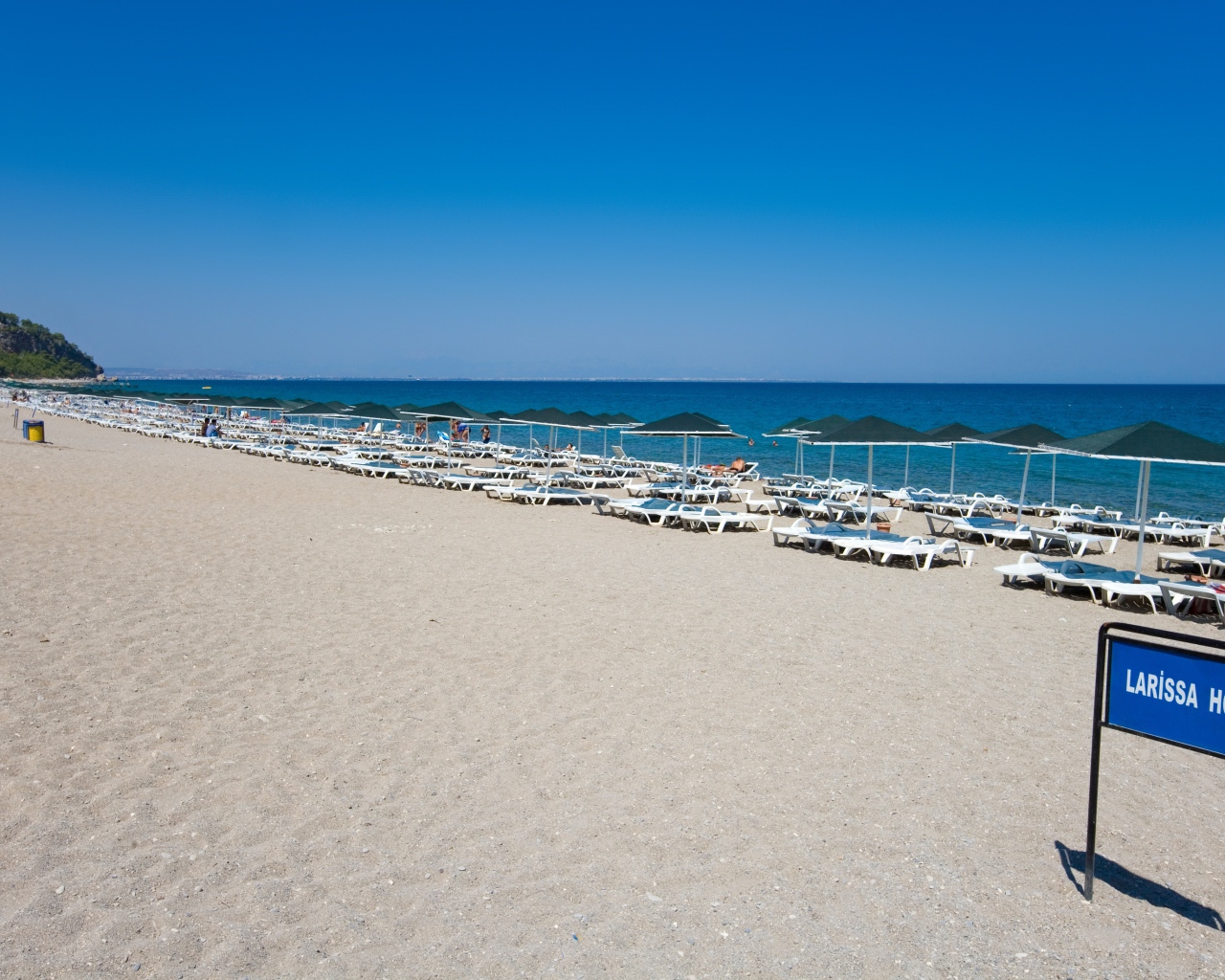 Бескрайний пляж в Кушадасы, Турция