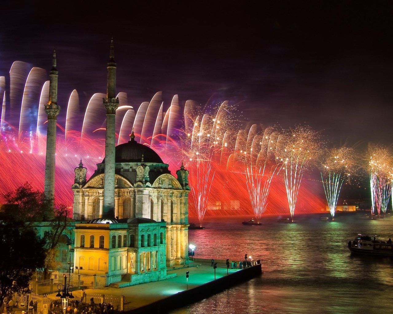 Праздничный фейерверк в Стамбуле