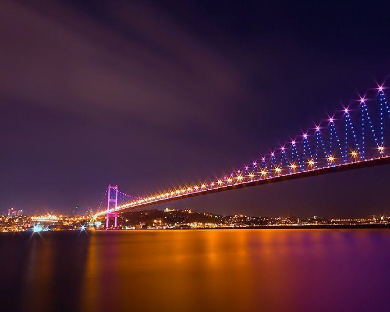 Подсветка моста в Стамбуле