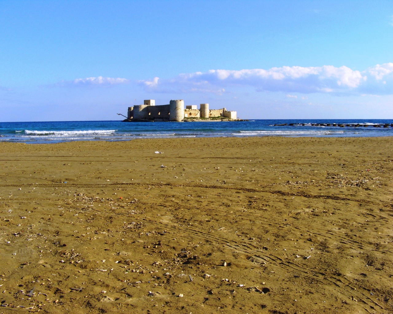Старинный форт у побережья в Мерсине, Турция