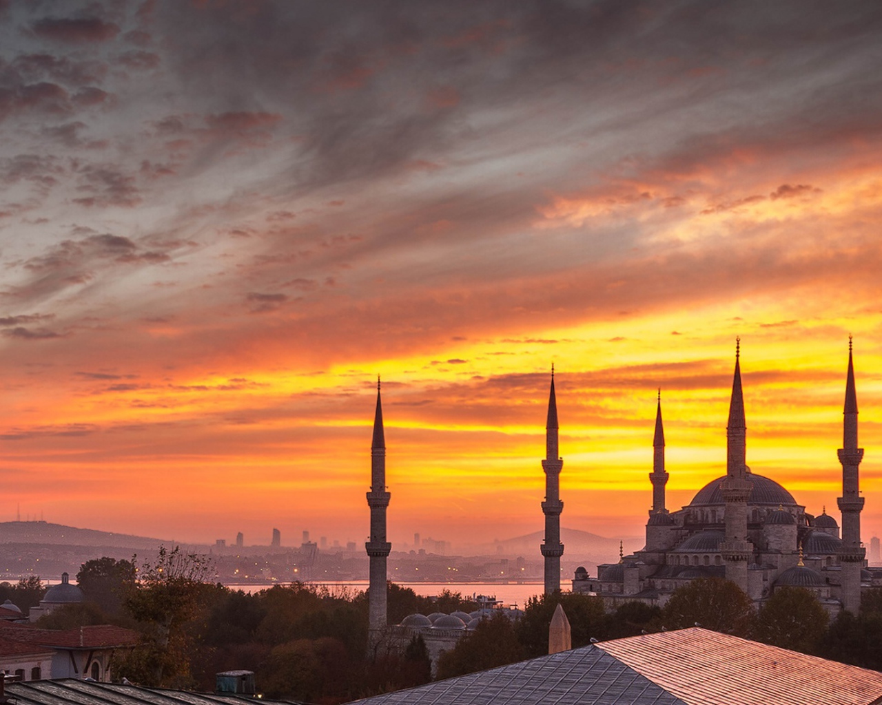 Оранжевый закат в Стамбуле