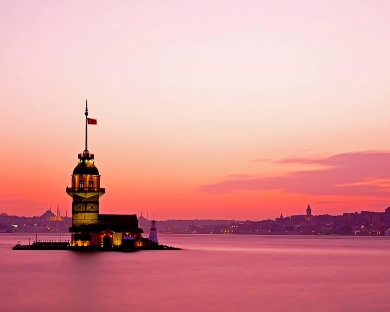 Розовый закат в Стамбуле