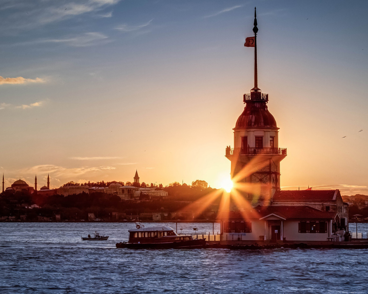 Предзакатное солнце в Стамбуле