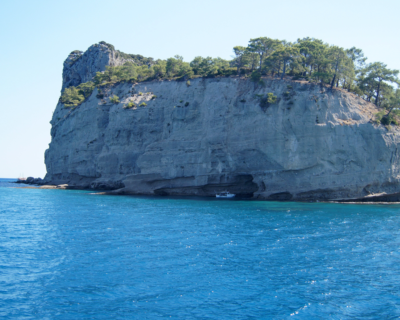 Скала у побережья в Кемере, Турция