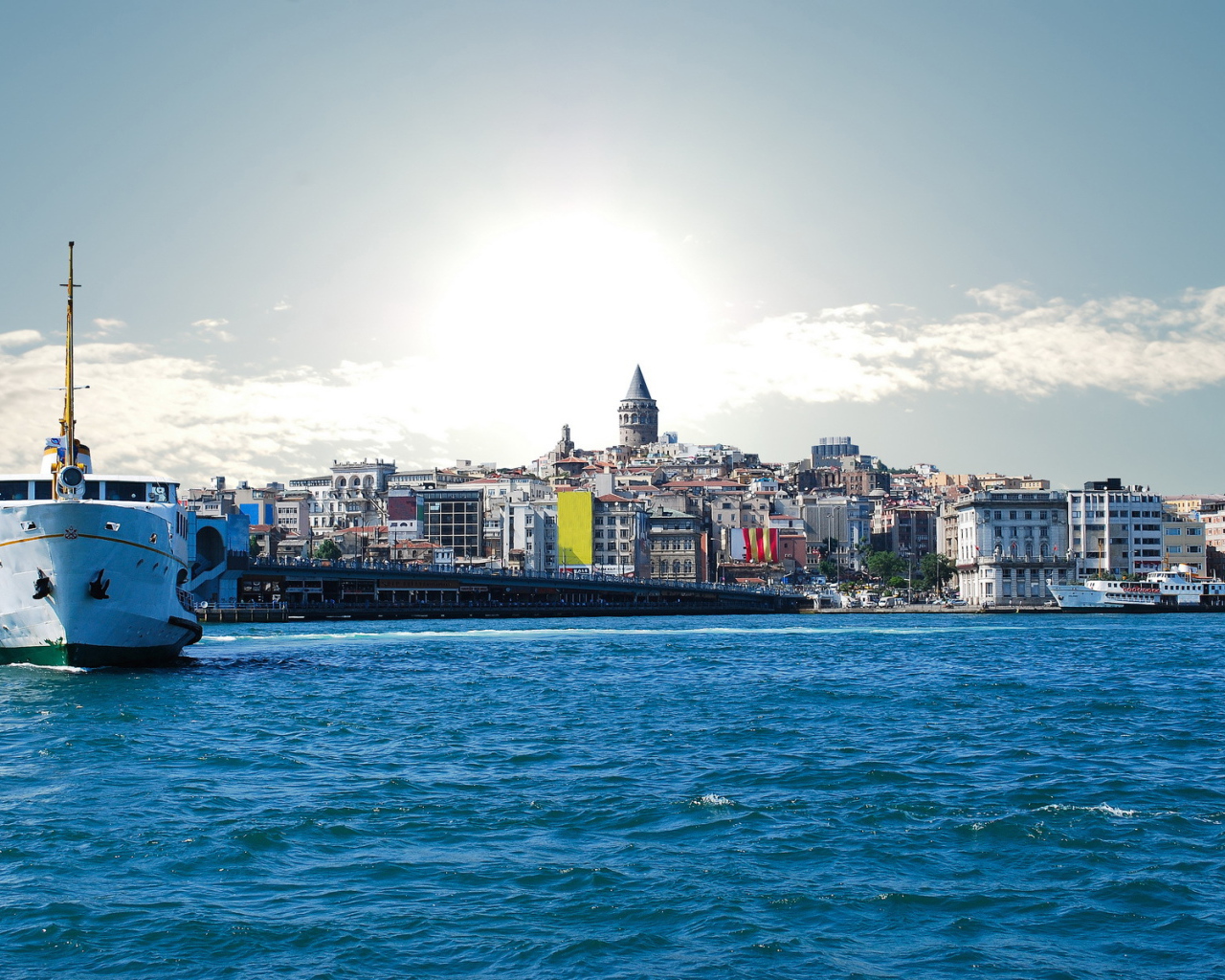 Корабль в заливе в Стамбуле