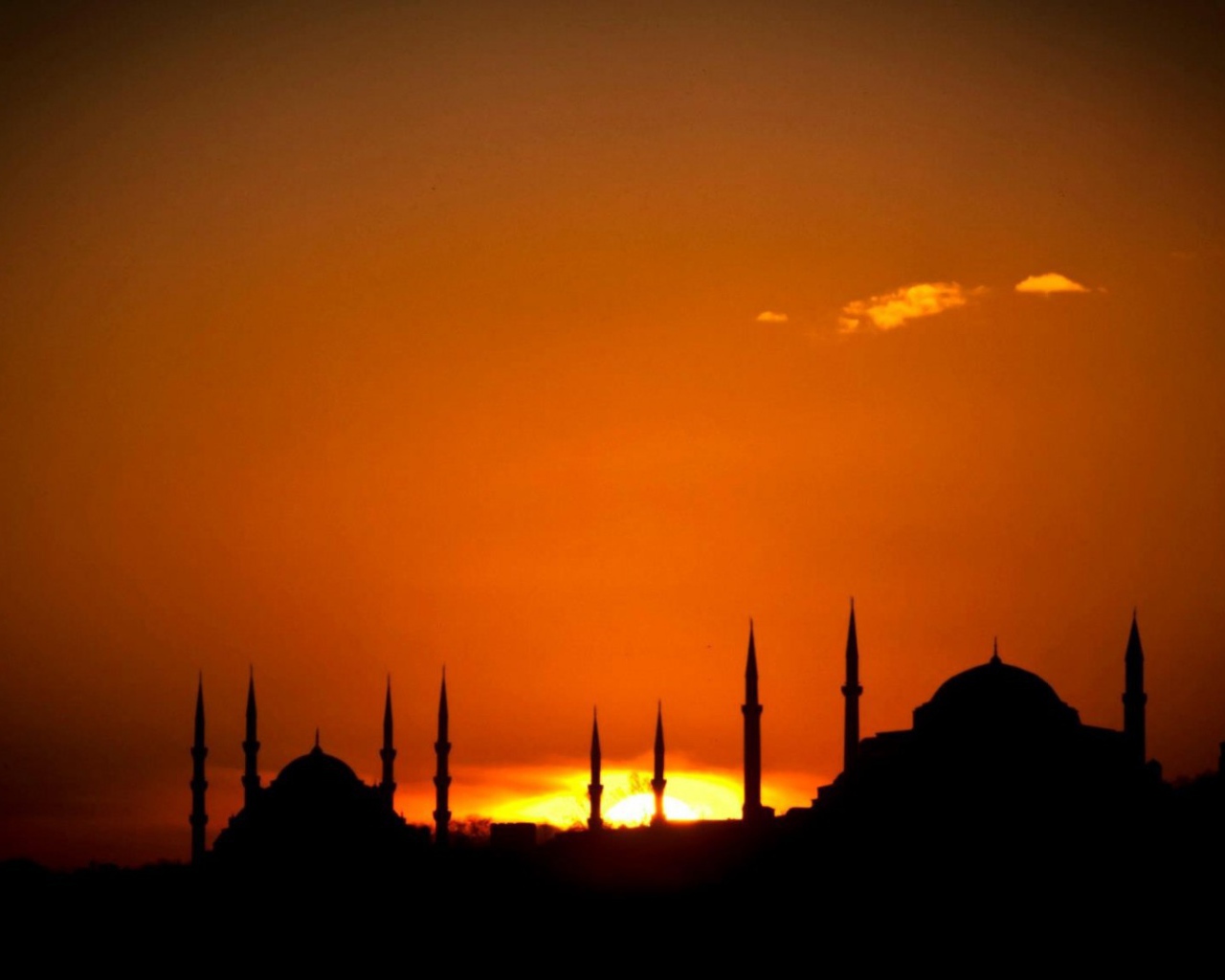 Солнце скрылось за храмами в Стамбуле