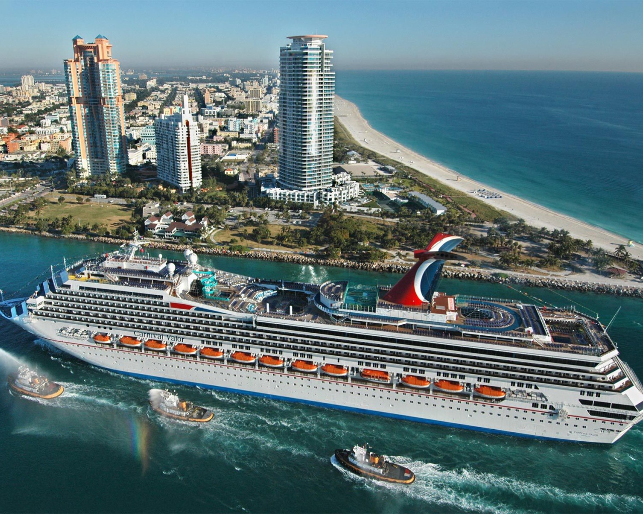 Круизный лайнер в Майами