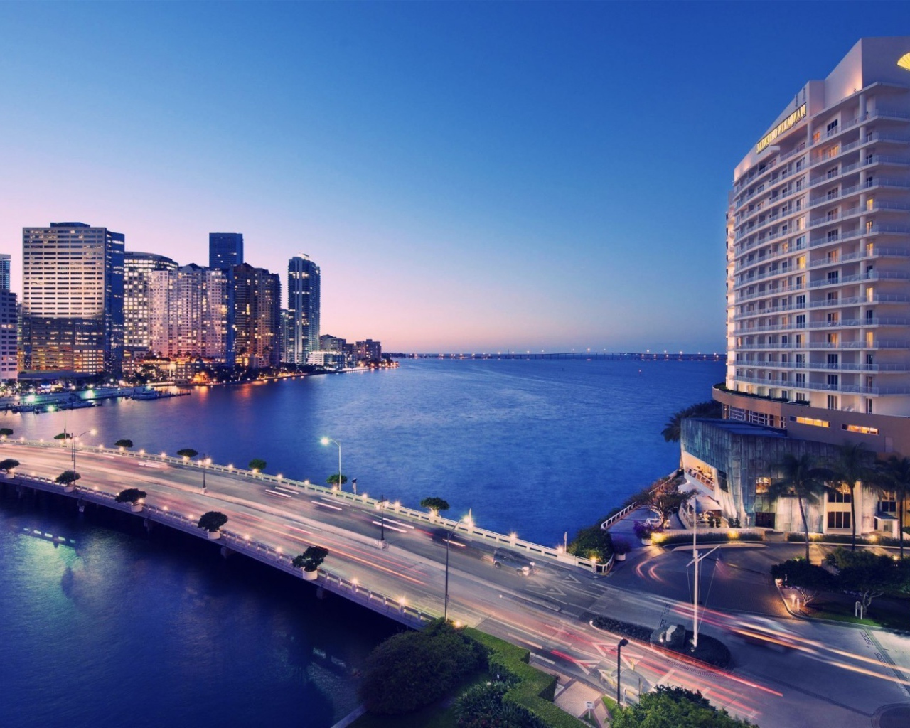 Освещенный мост в Майами