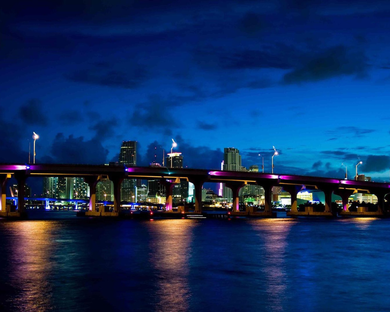 Подсветка моста в Майами