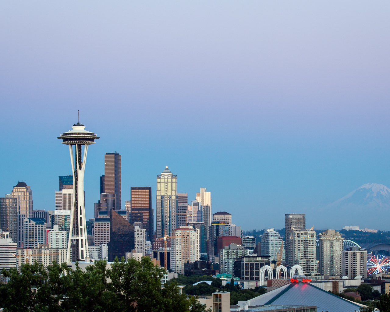Сиэтл и стратовулкан Рейнир, США