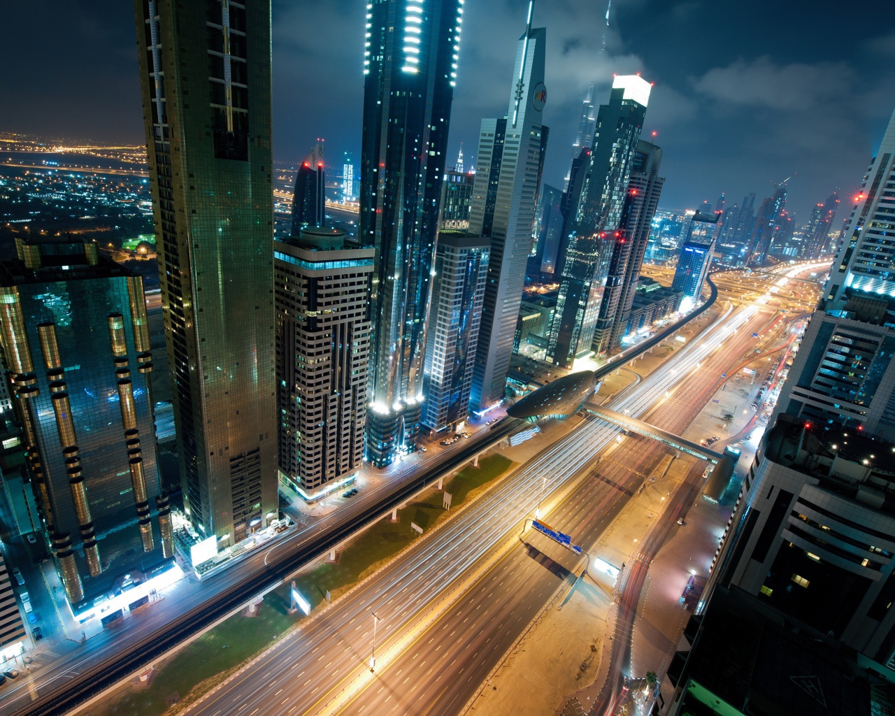 Ночное движение в Дубаи