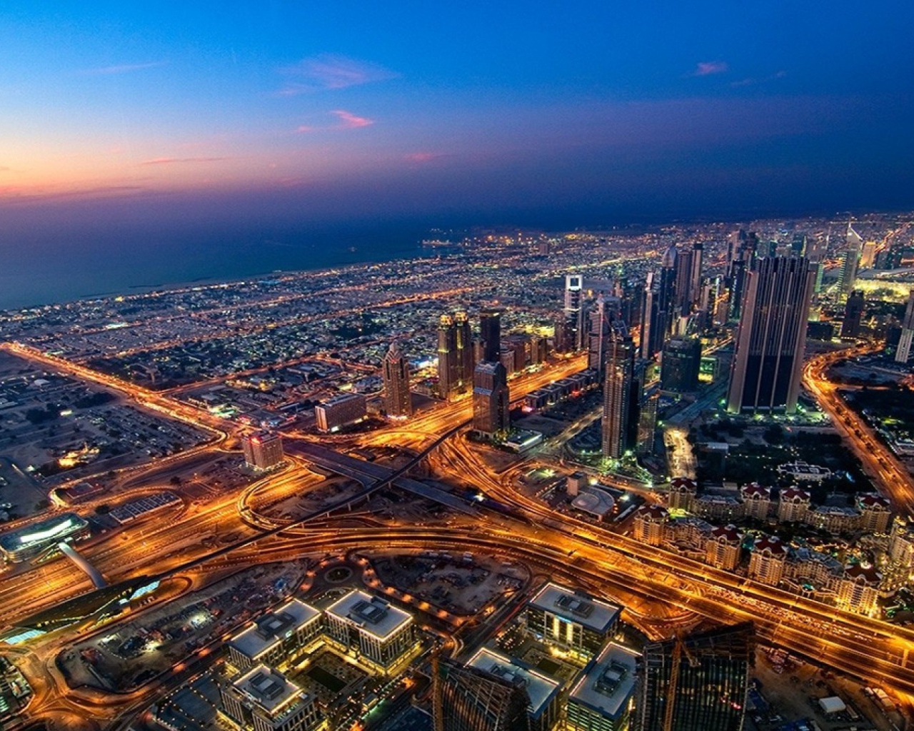 Вид на Дубаи из окна небоскреба