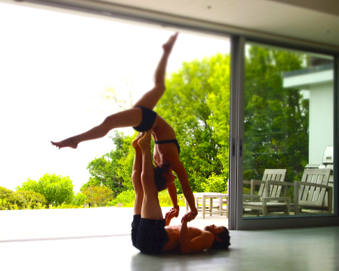 Пара заниматься йогой