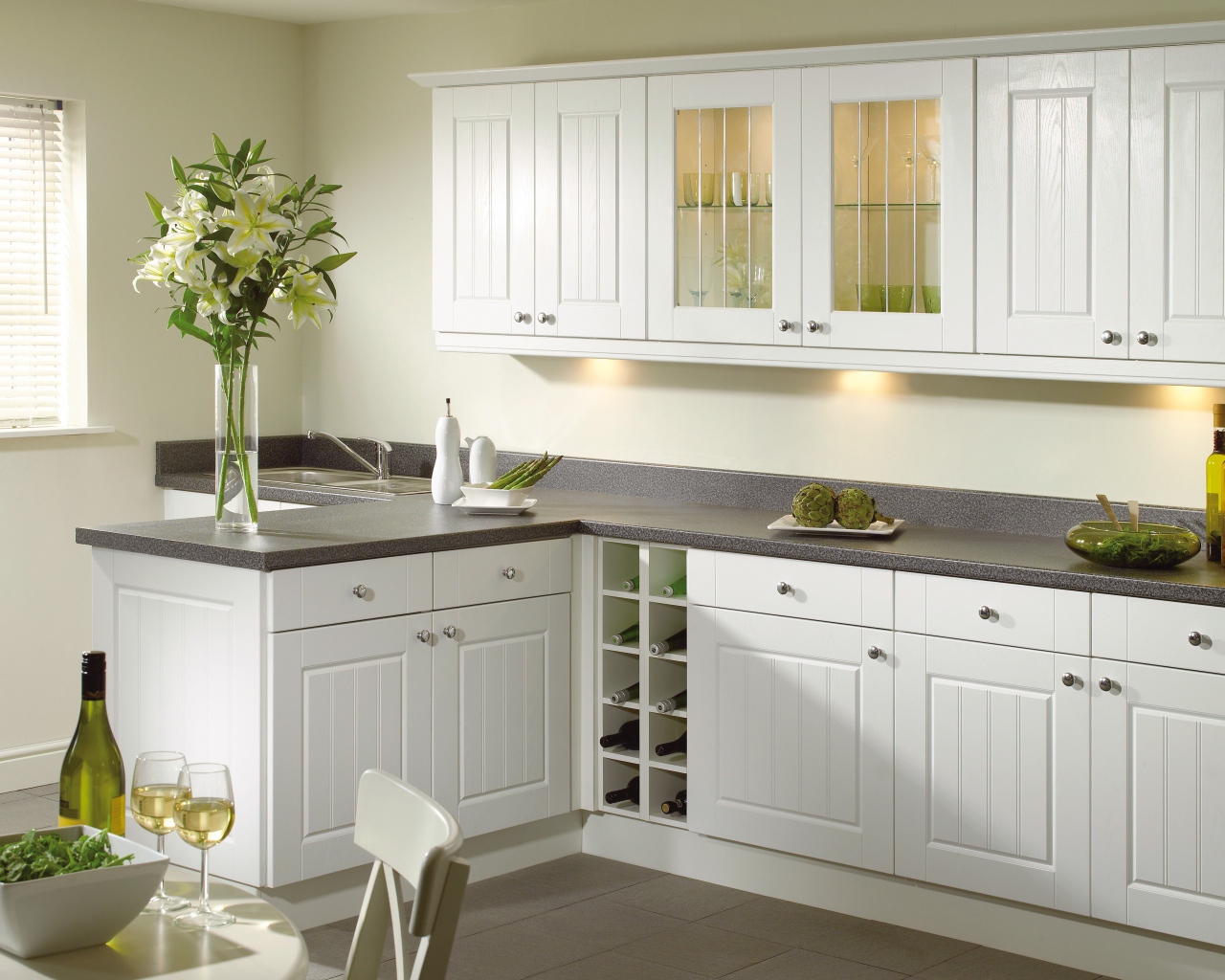 Большой букет на столе в кухне