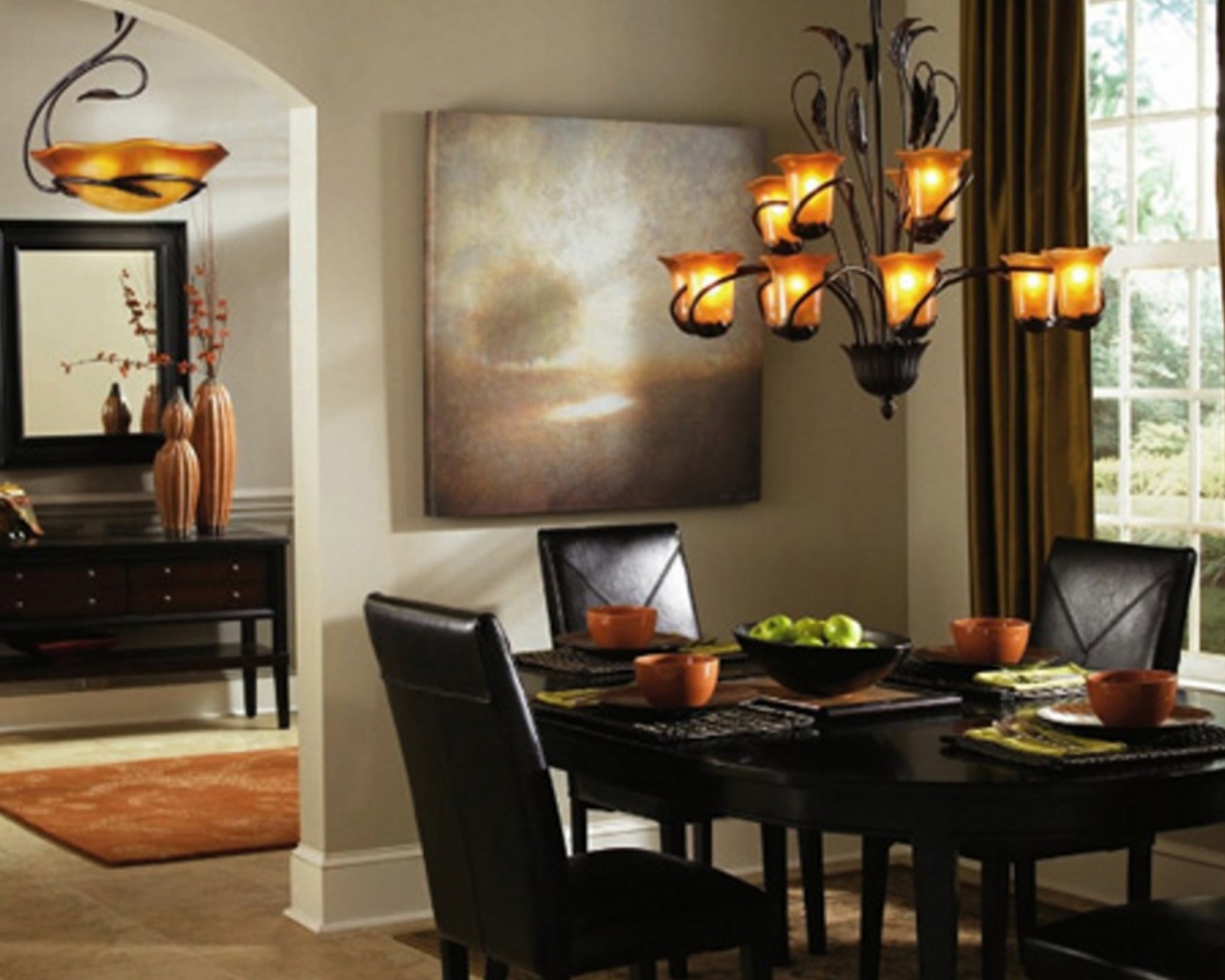 Большая люстра над столом