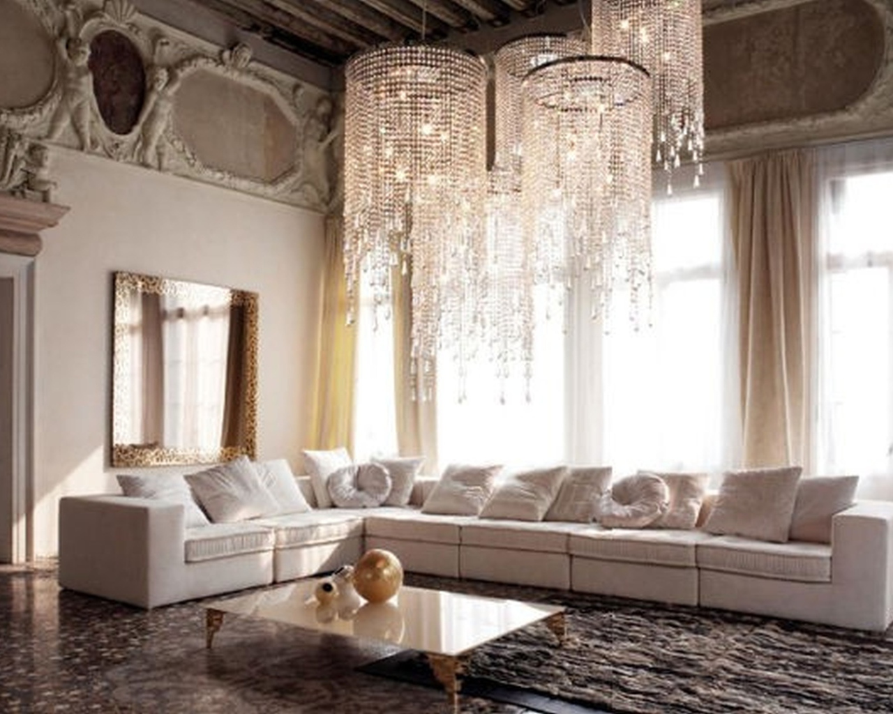 Большая люстра в гостиной