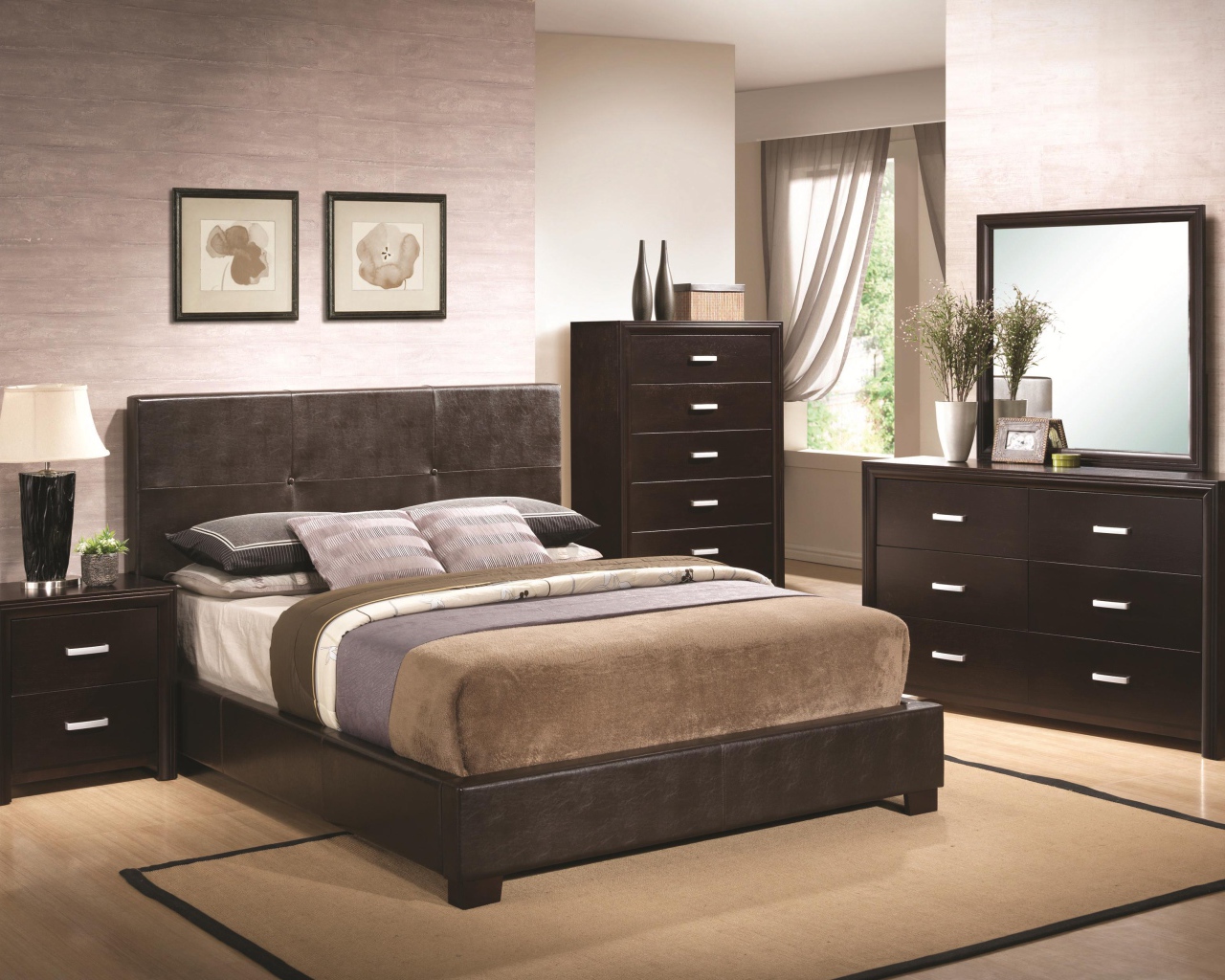 Большое зеркало в спальне