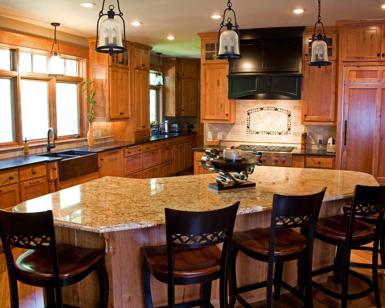 Большой стол в кухне