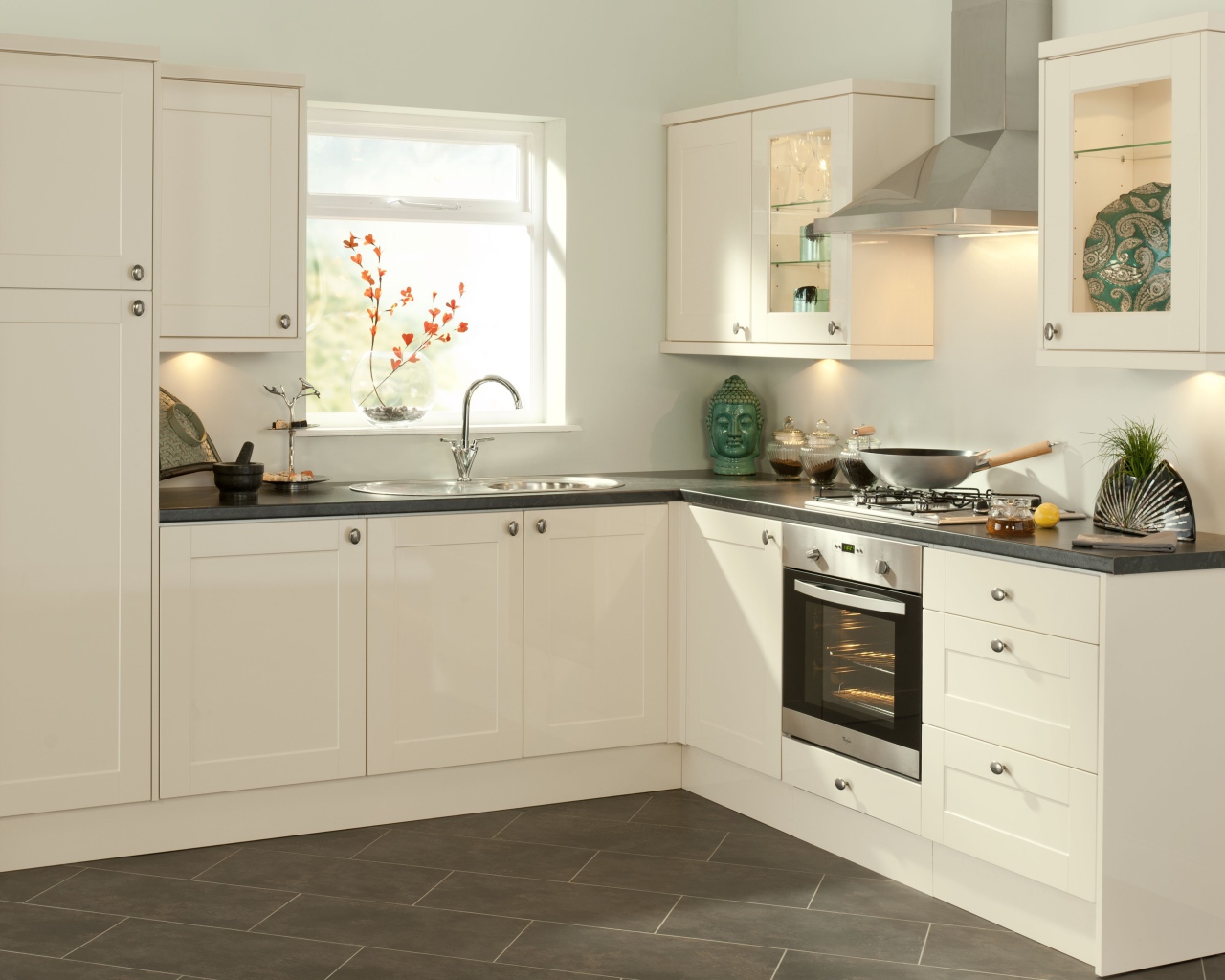 Небольшая светлая кухня