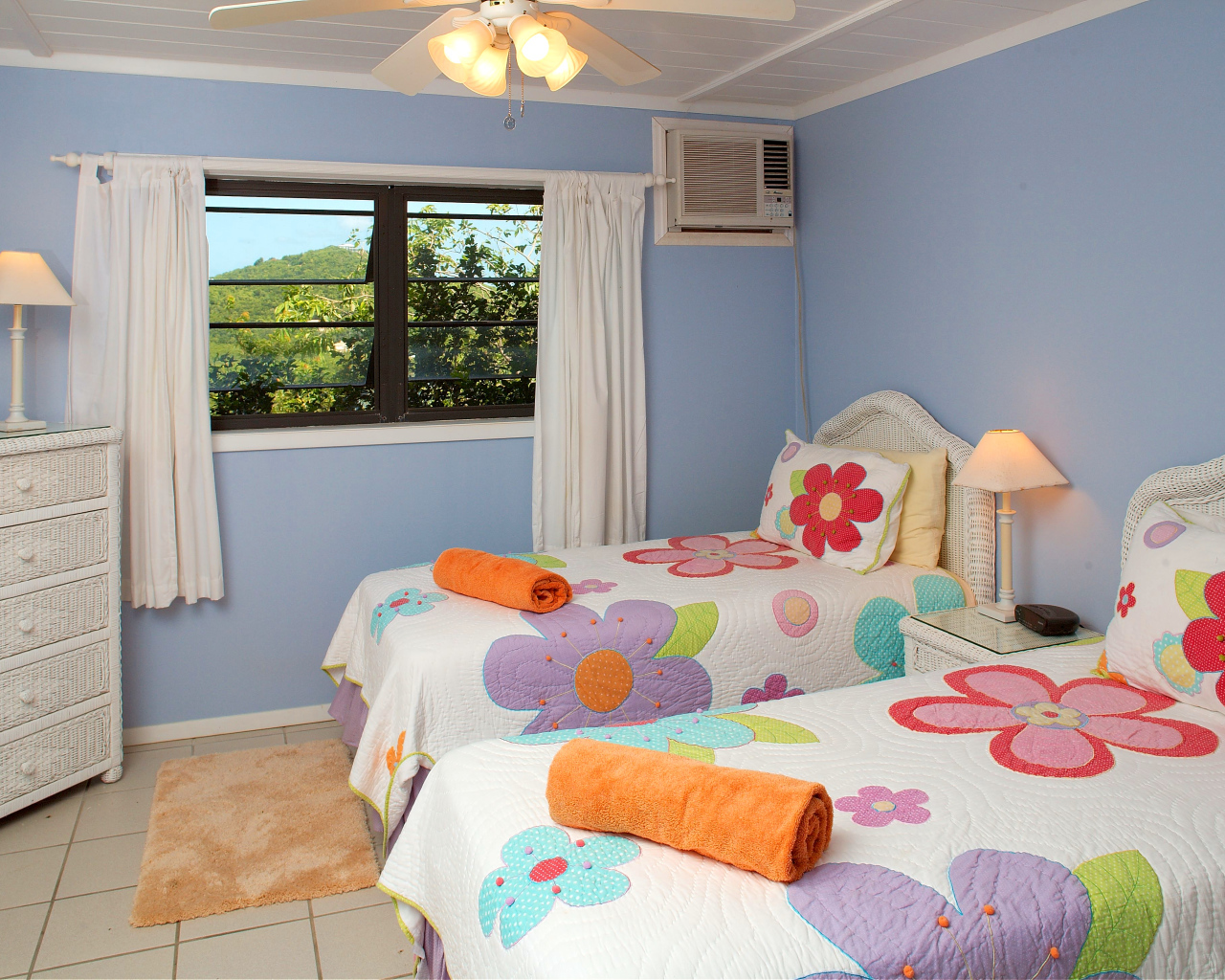 Небольшая детская комната