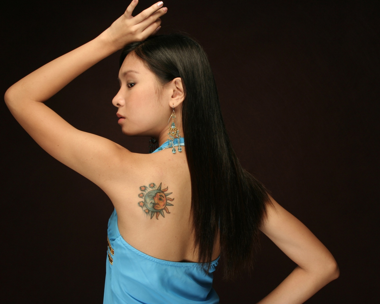Женщина в голубом платье с тату 