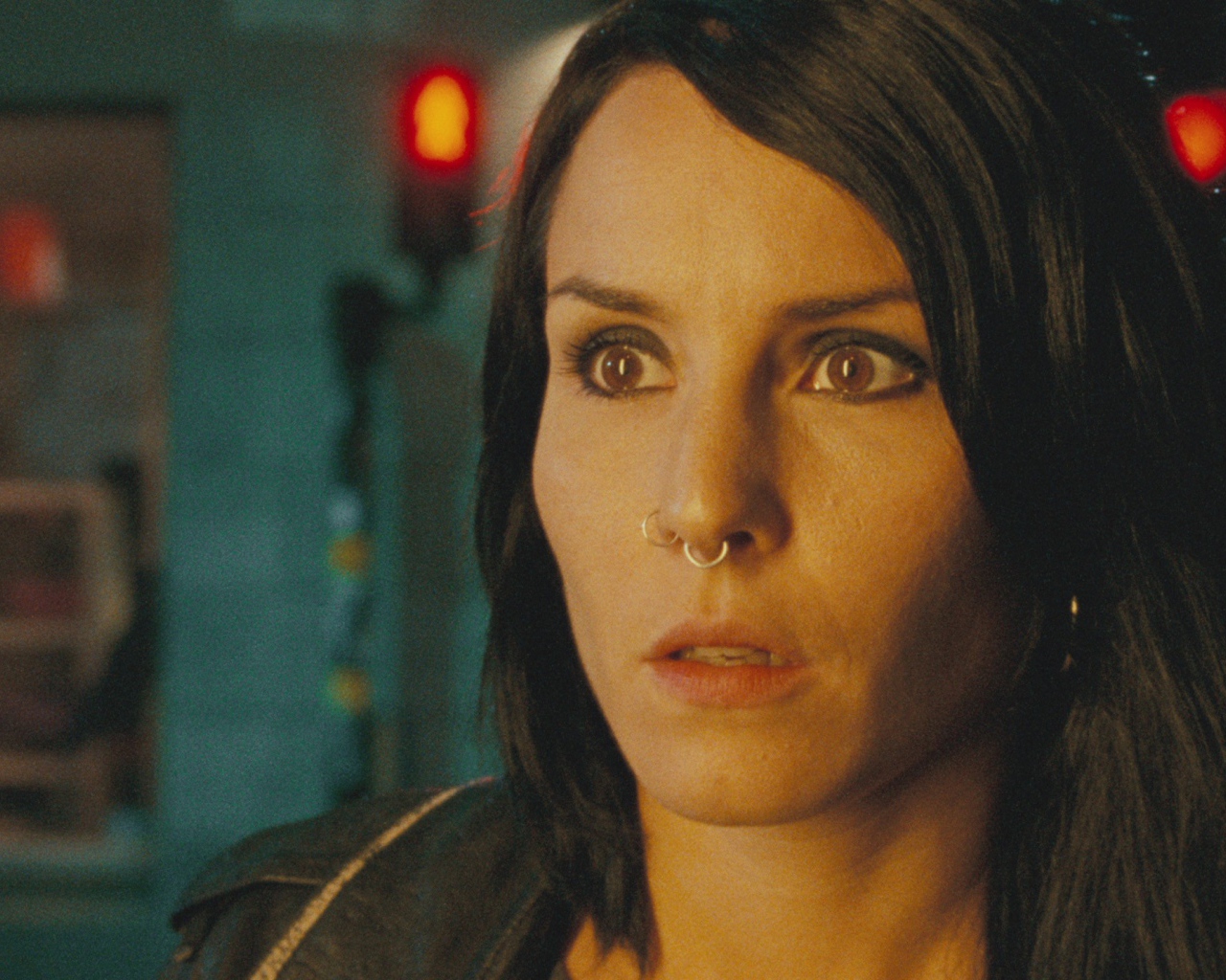 Женщина с пирсингом в носу