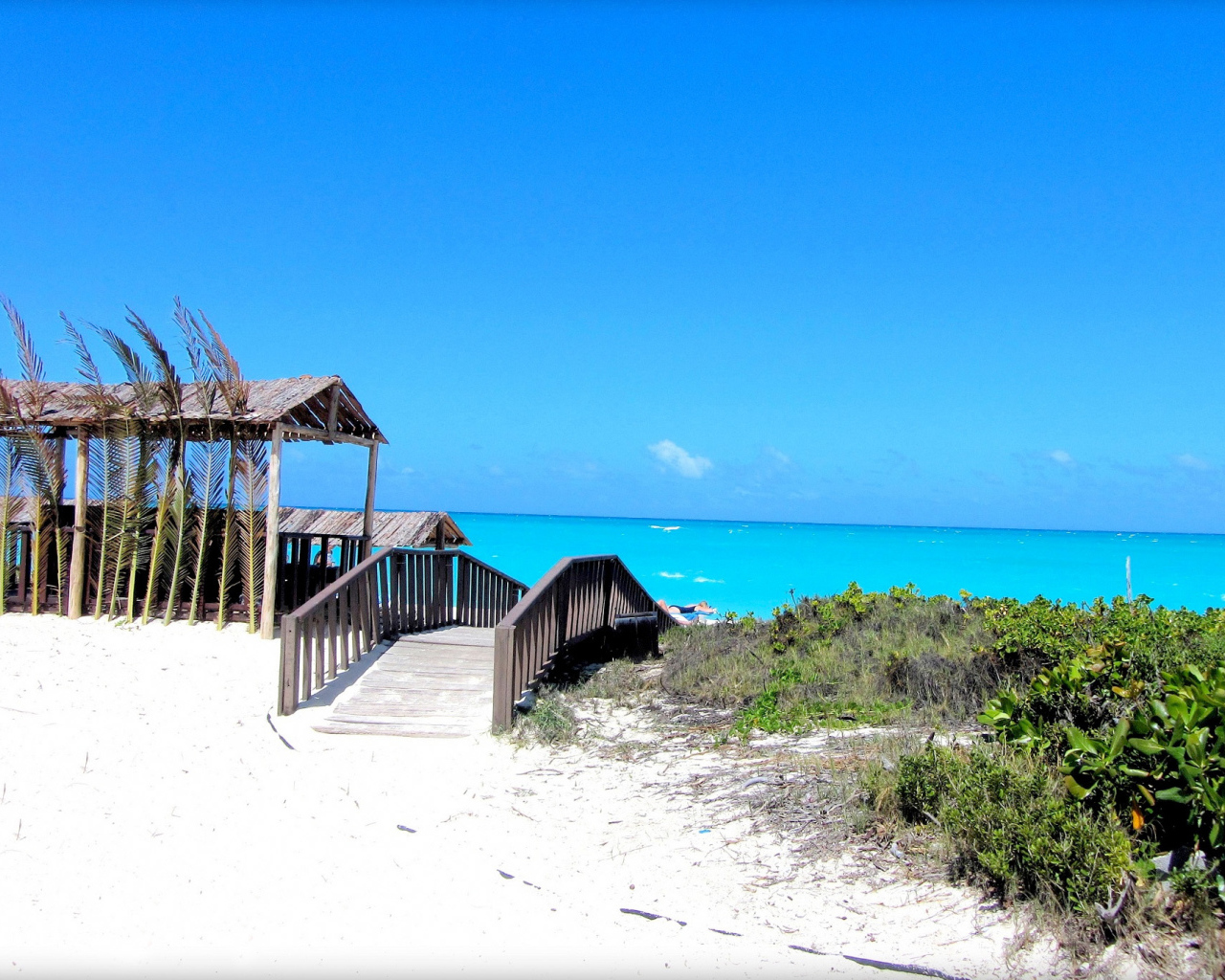 Выход на пляж на курорте Кайо Санта Мария, Куба