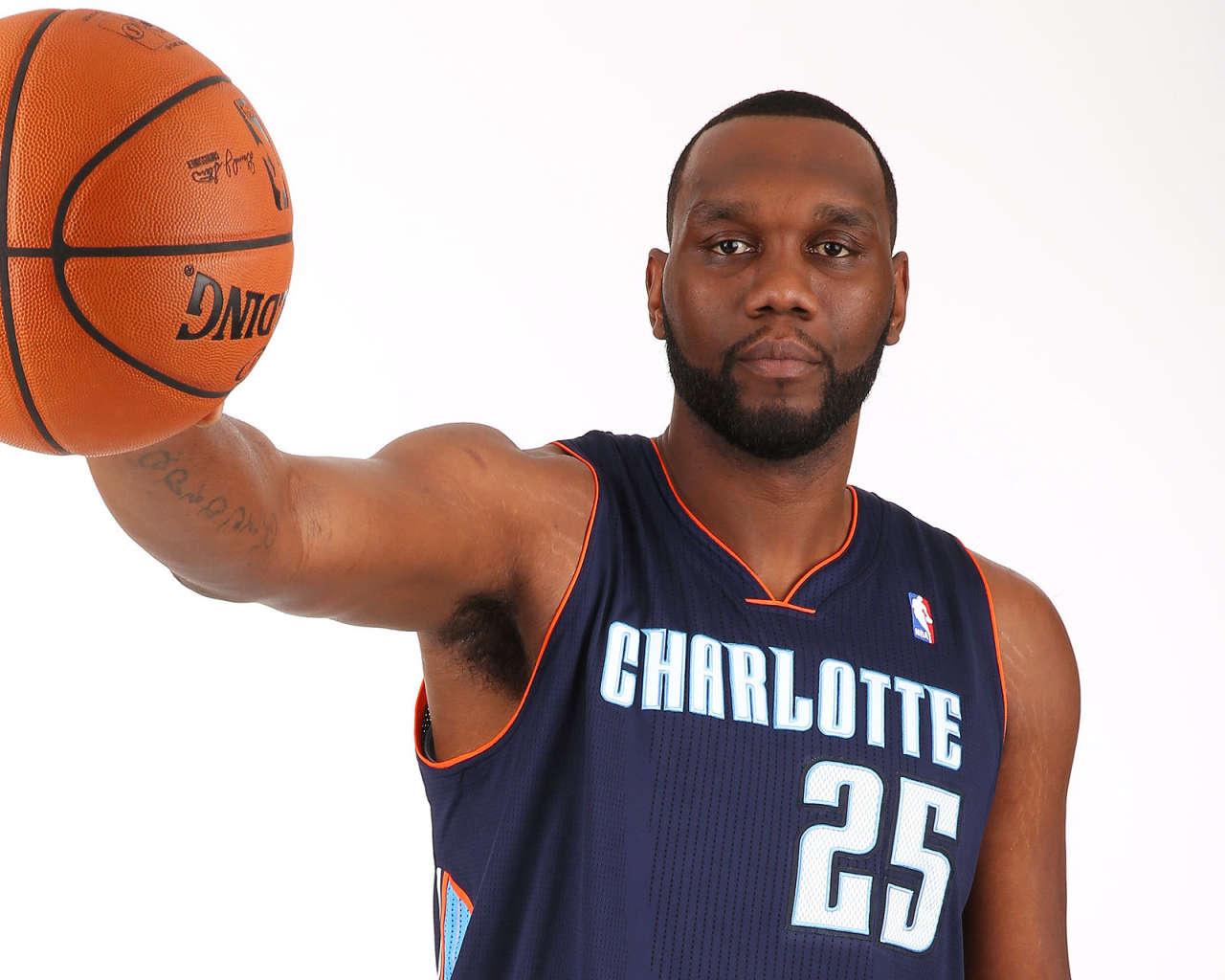 Эл Джефферсон с баскетбольным мячом