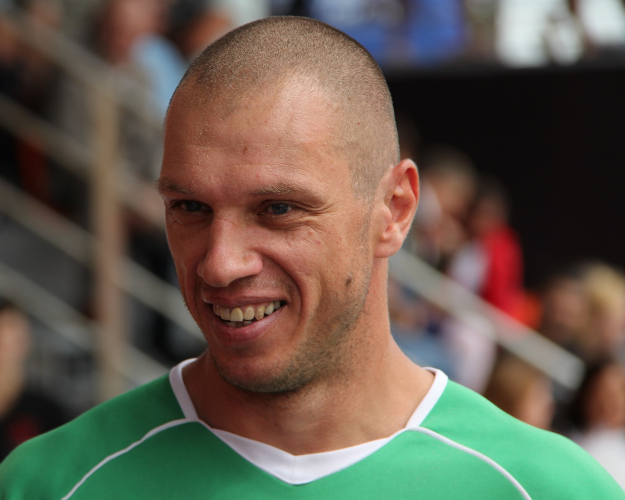 Александр Филимонов вратарь клуба Арсенал Тула на фоне трибун