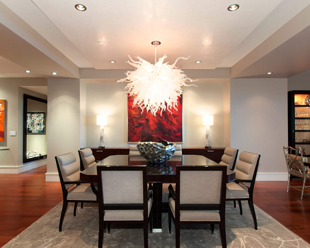 Необычная люстра в столовой