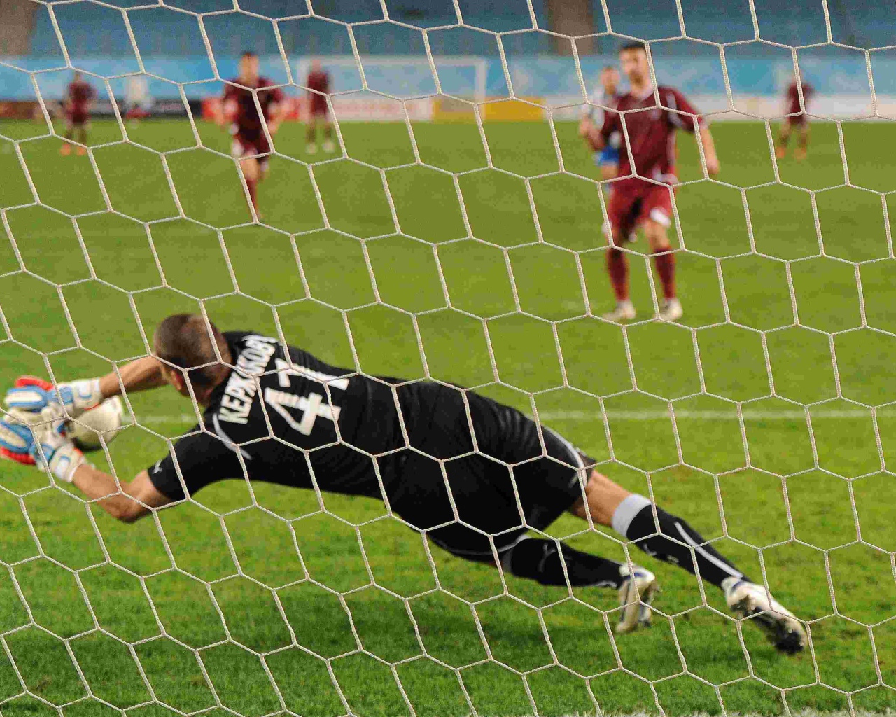 Михаил Кержаков вратарь Анжи