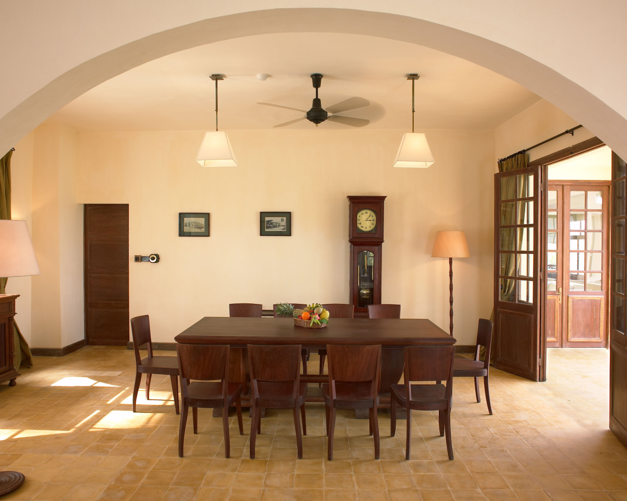 Арка на потолке в столовой