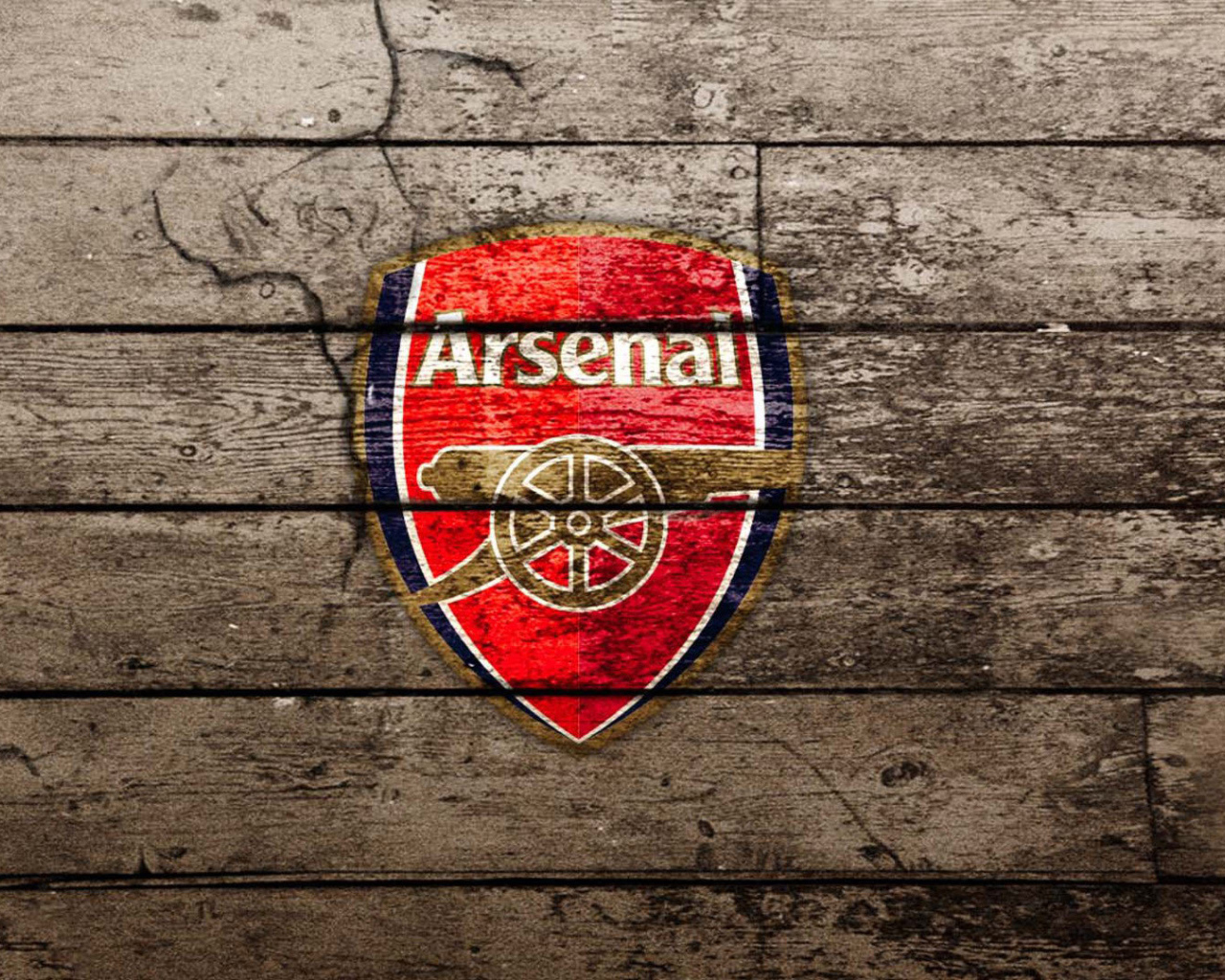 Арсенал на деревянном фоне