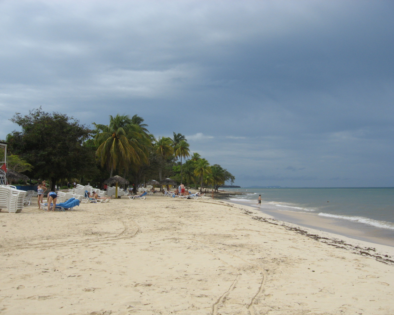 Осенний отдых на пляже на курорте Гуардалавака, Куба