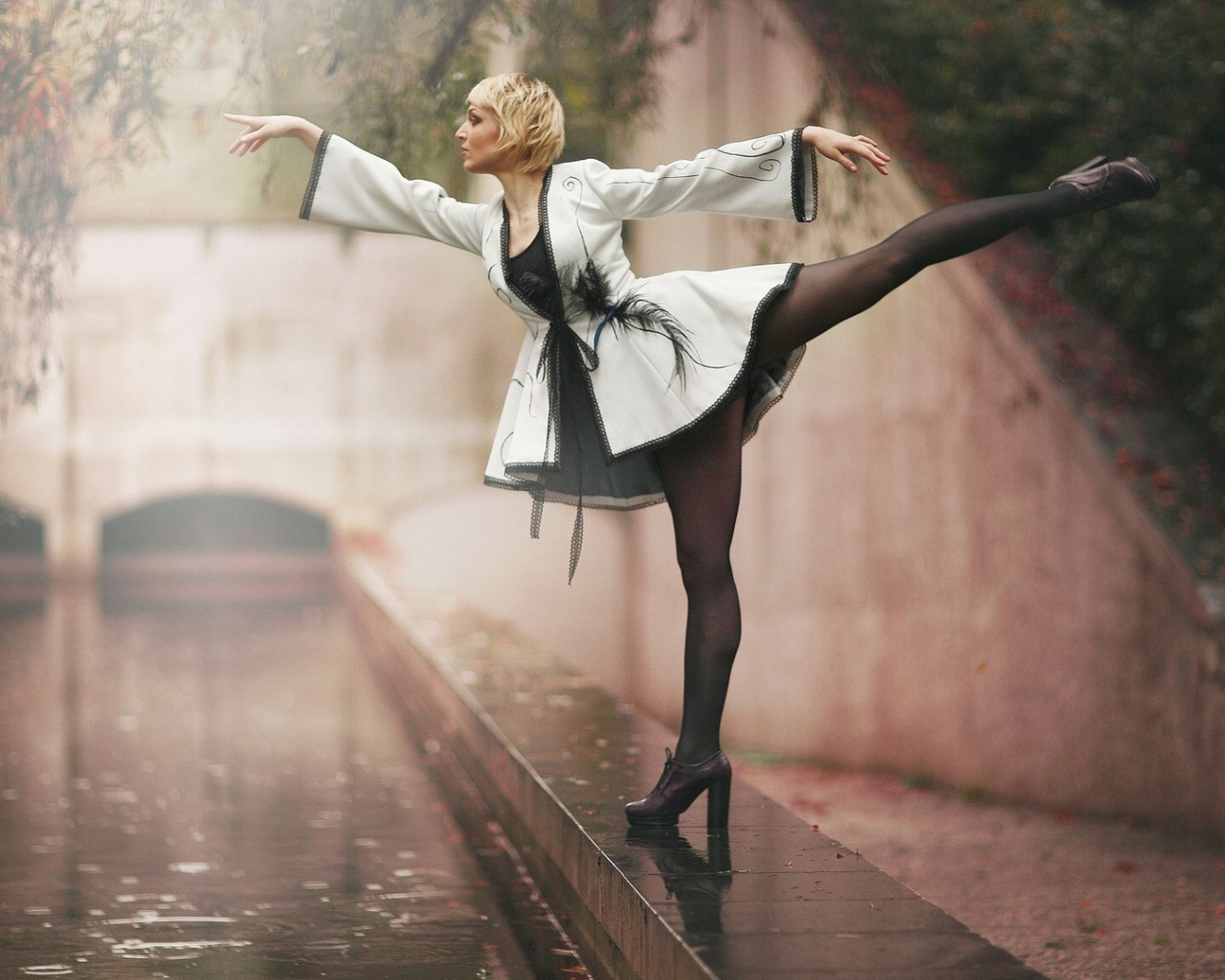 Балерина у реки