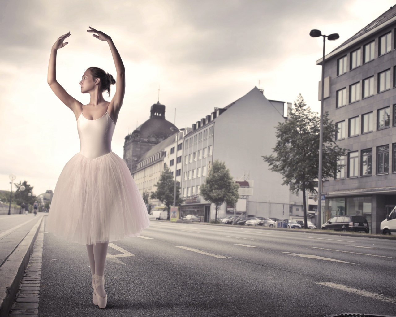Балерина танцует на улице