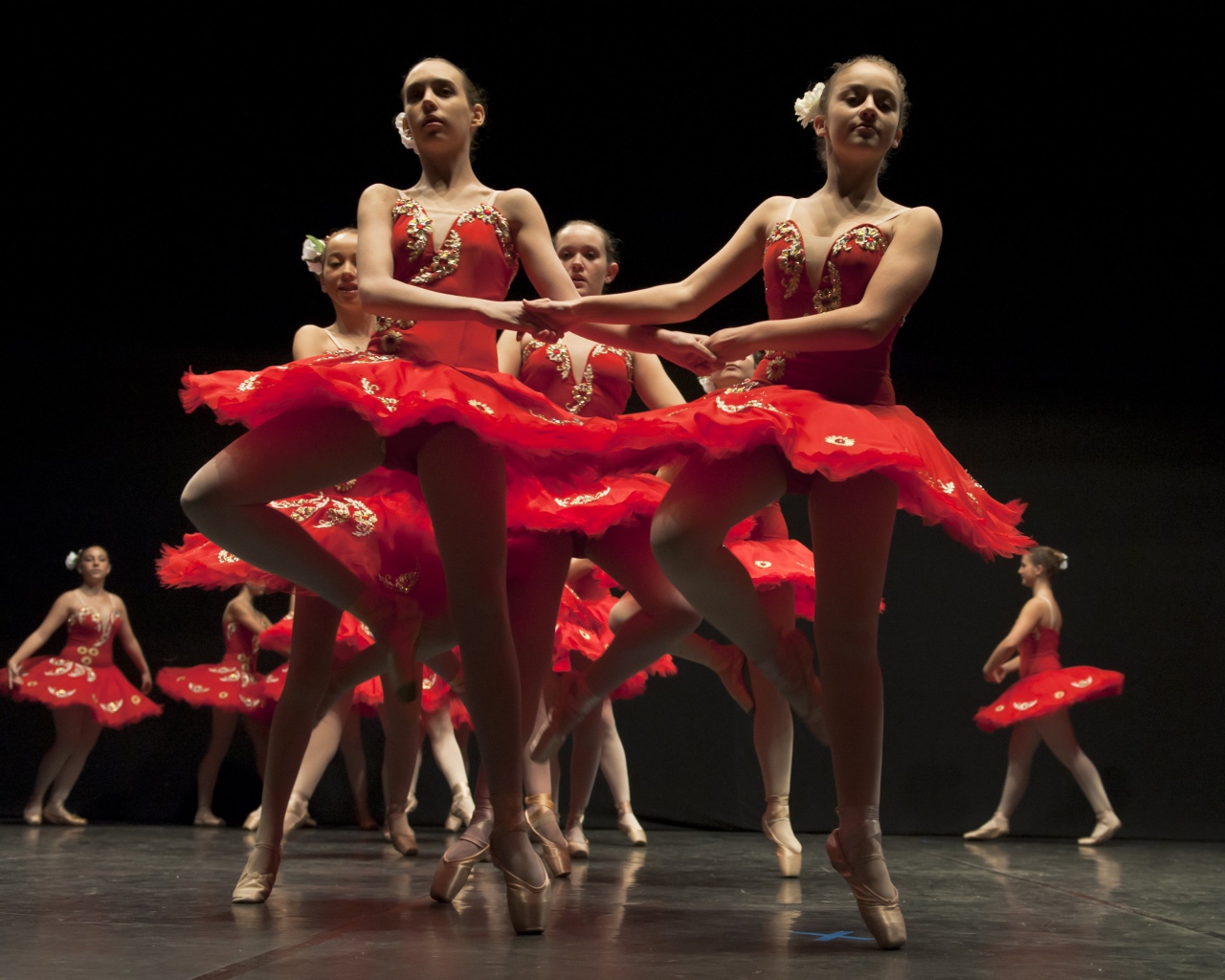 Балерины в красном