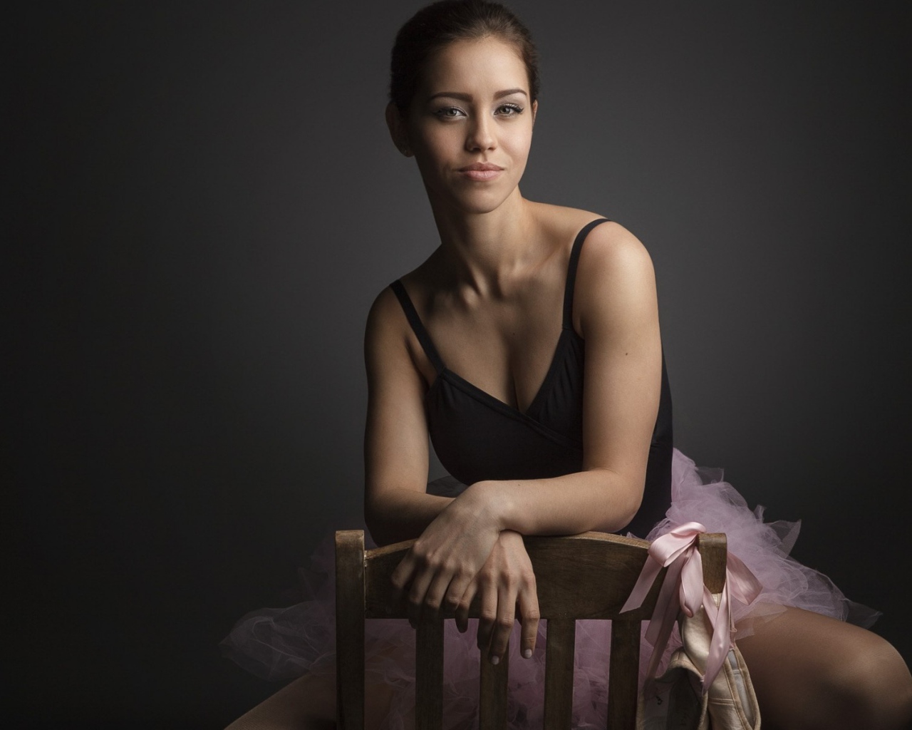 Балерина на стуле