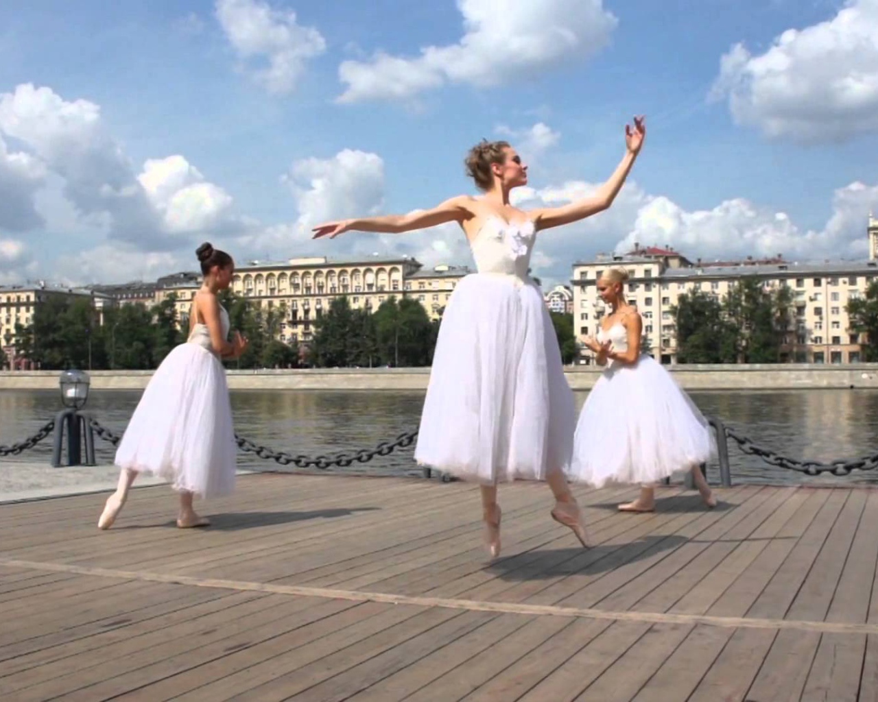Балерины на пристани