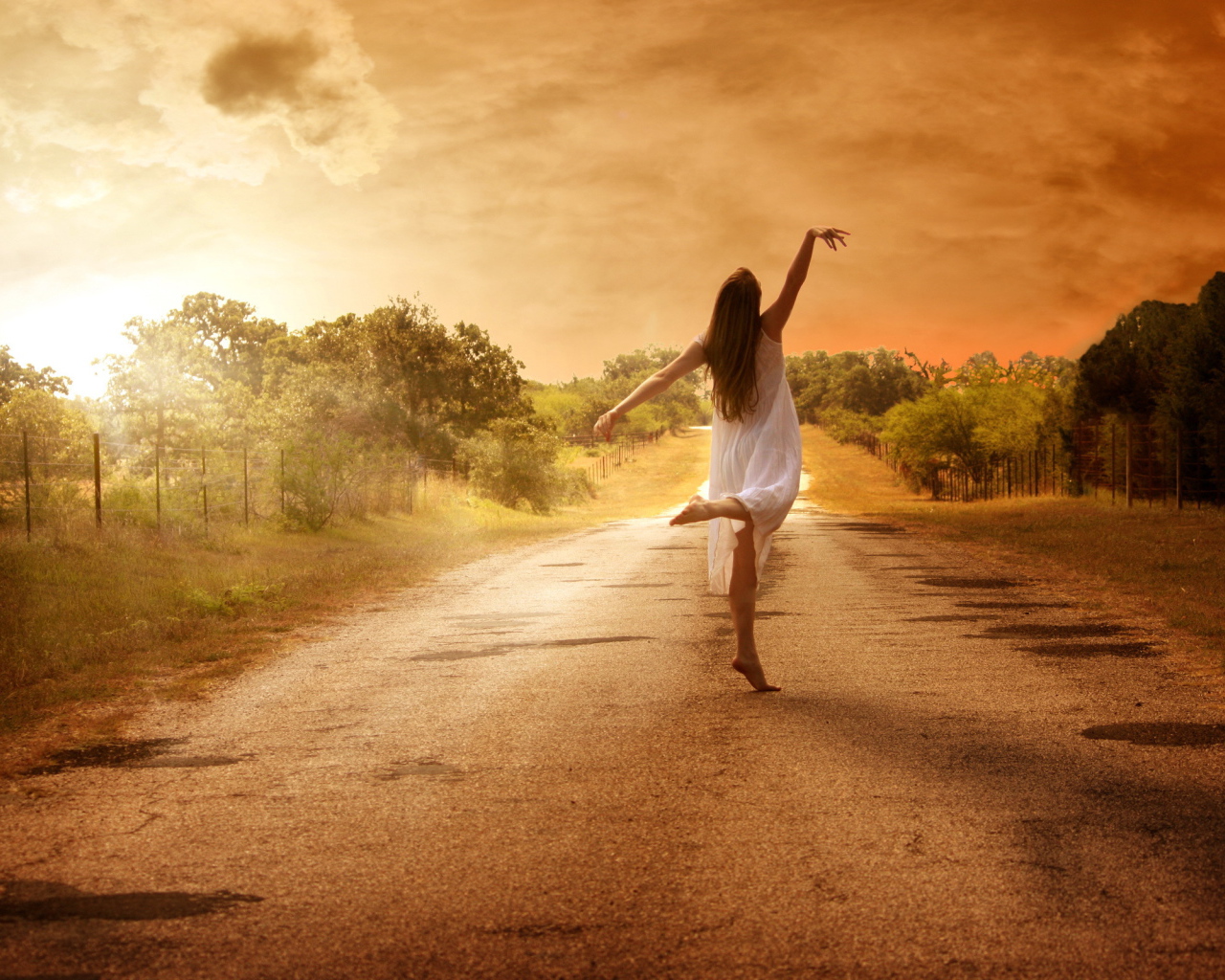 Балерина на дороге на фоне заката