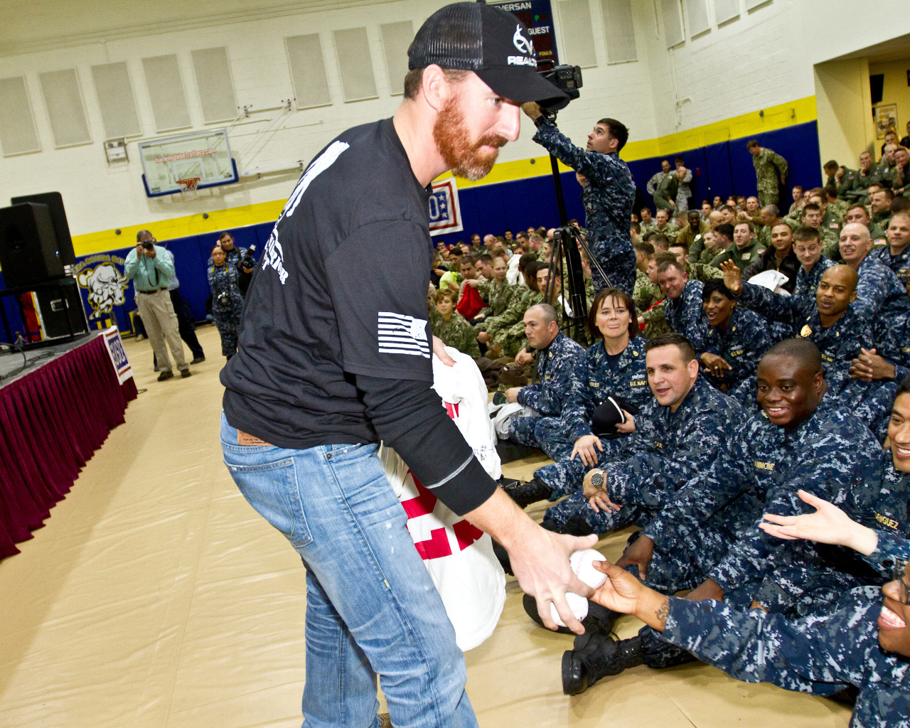 Бейсболист Адам Ляруш с военными