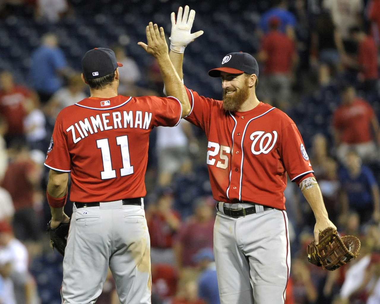 Бейсболист Адам Ляруш с товарищем по команде