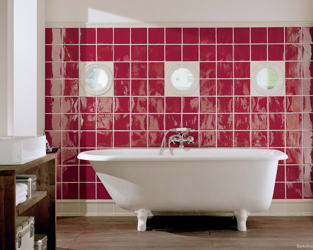 Ванна на красном фоне