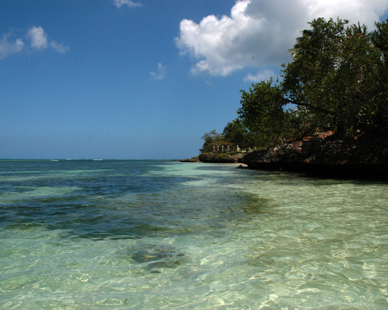 Залив на курорте Гуардалавака, Куба