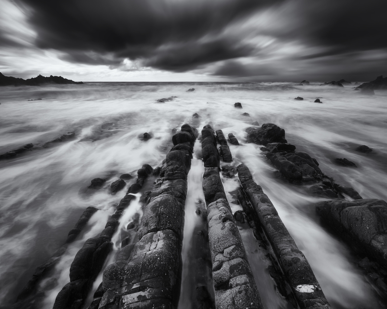 Красивое чёрно-белое фото тумана