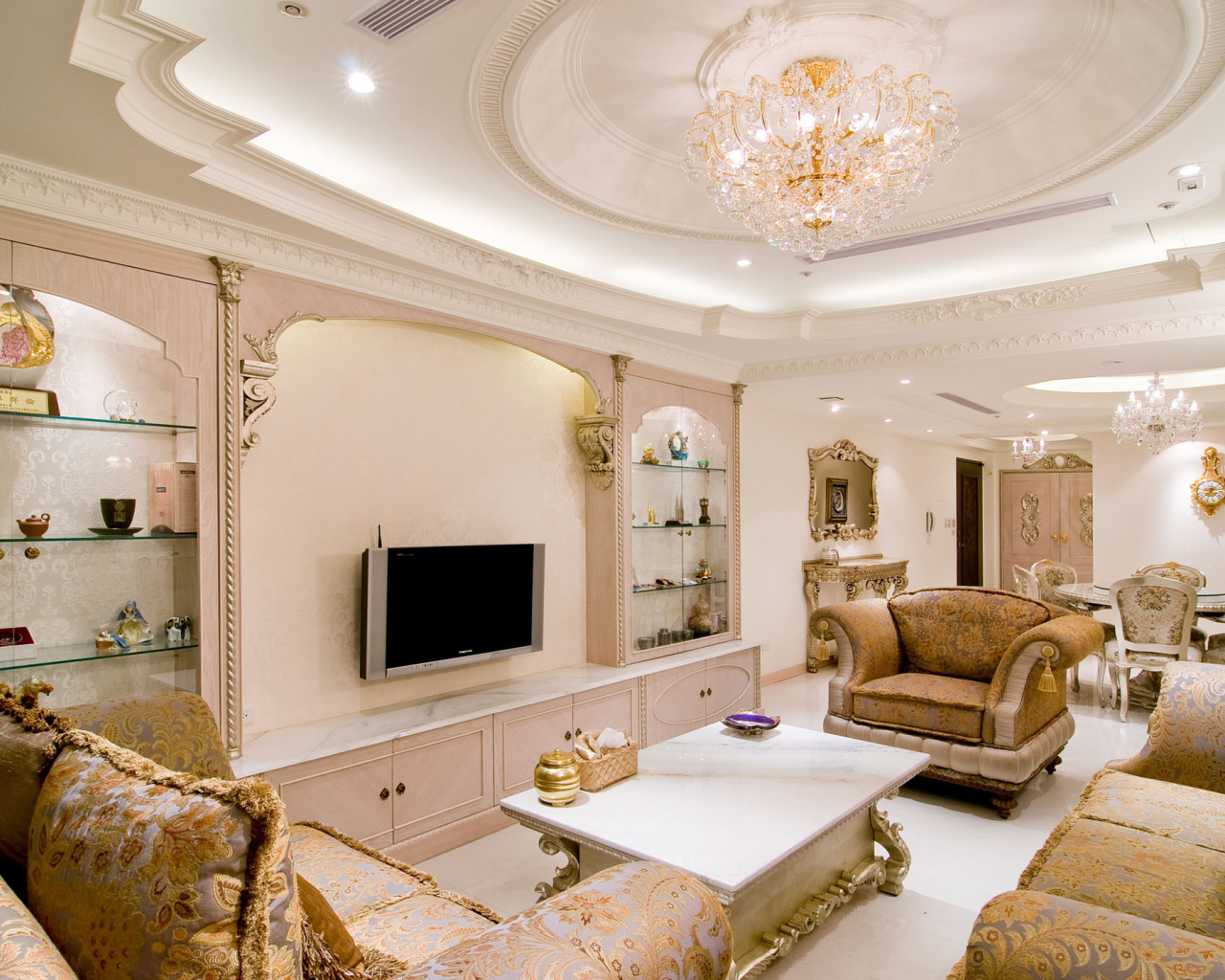 Красивый потолок в гостиной