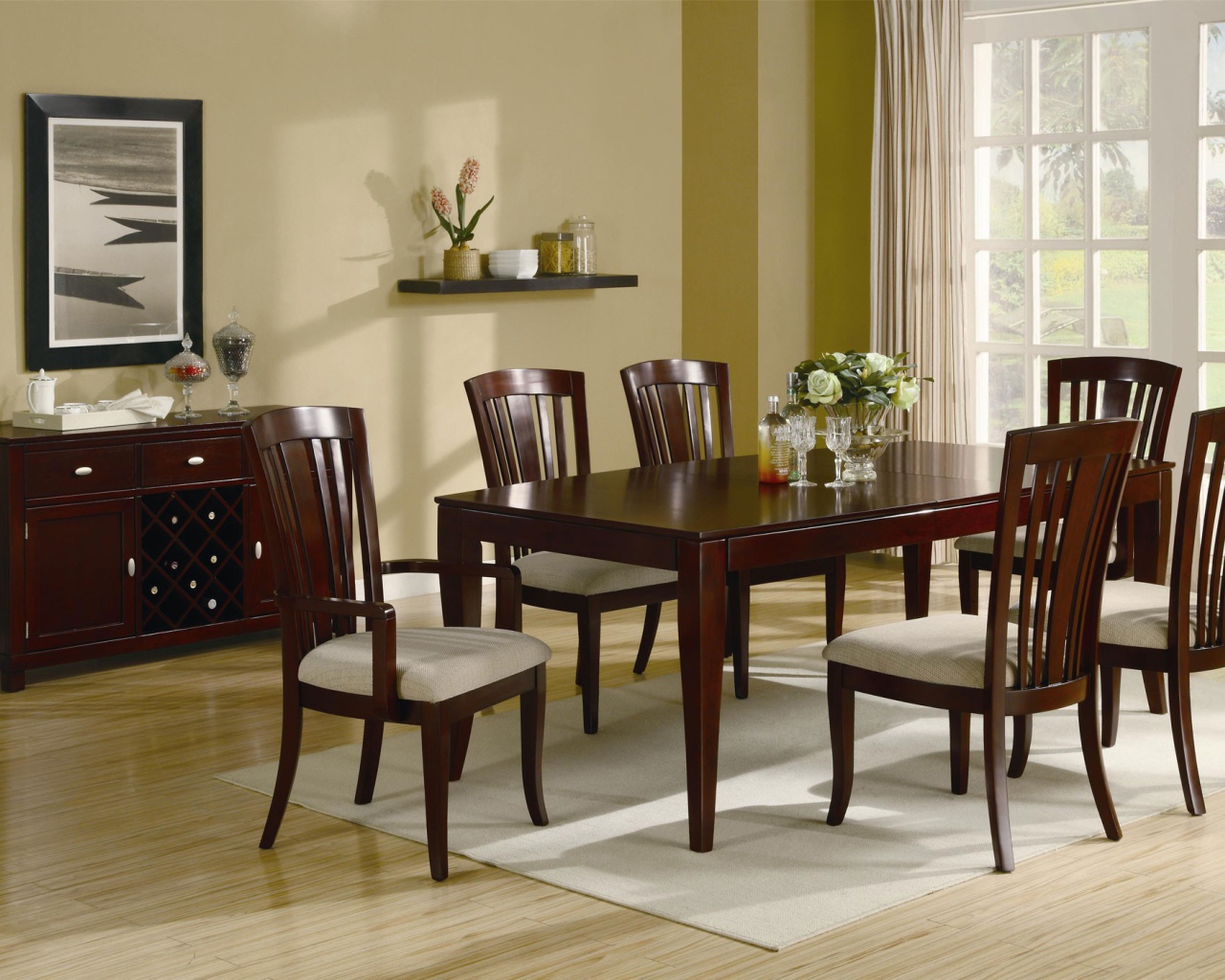 Красивая столовая в доме