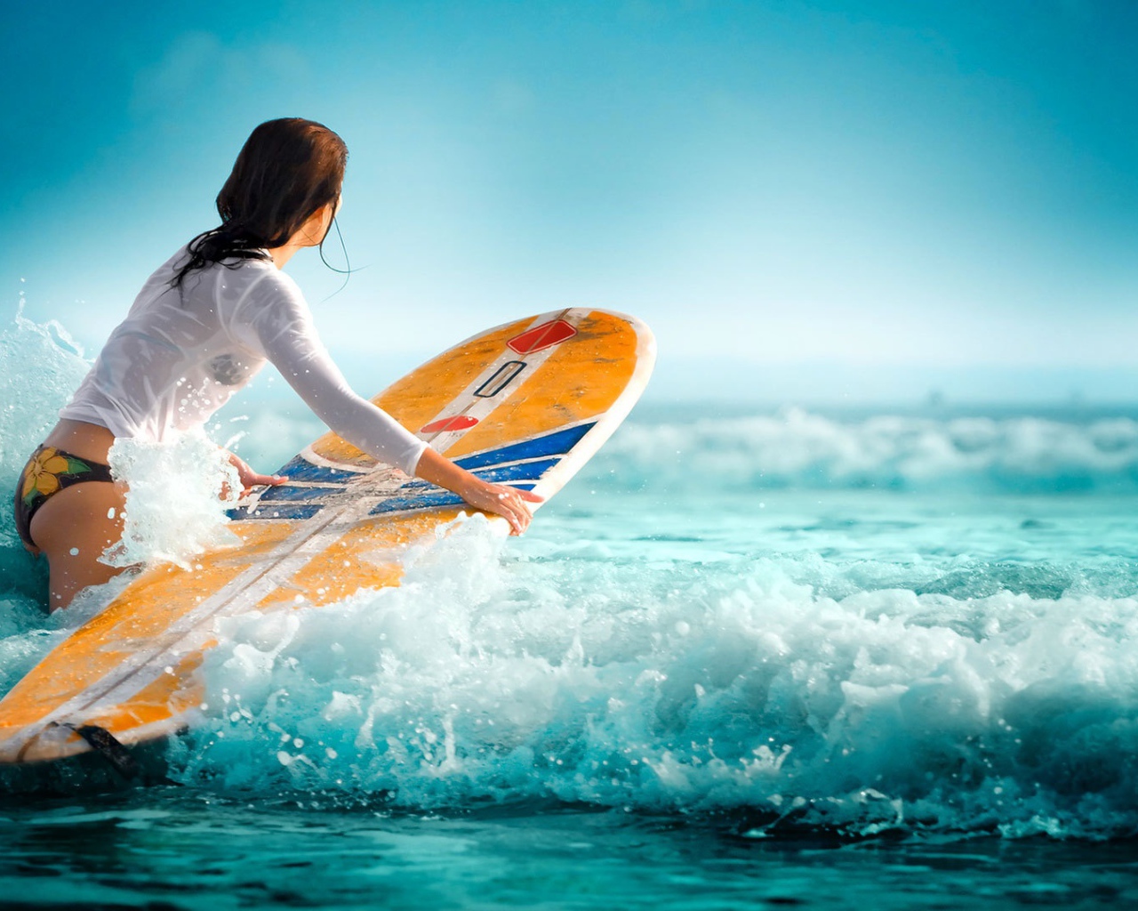 Красивая девушка занимается серфингом