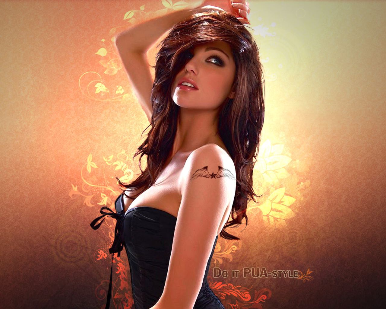 Красивая девушка с татуировкой на плече