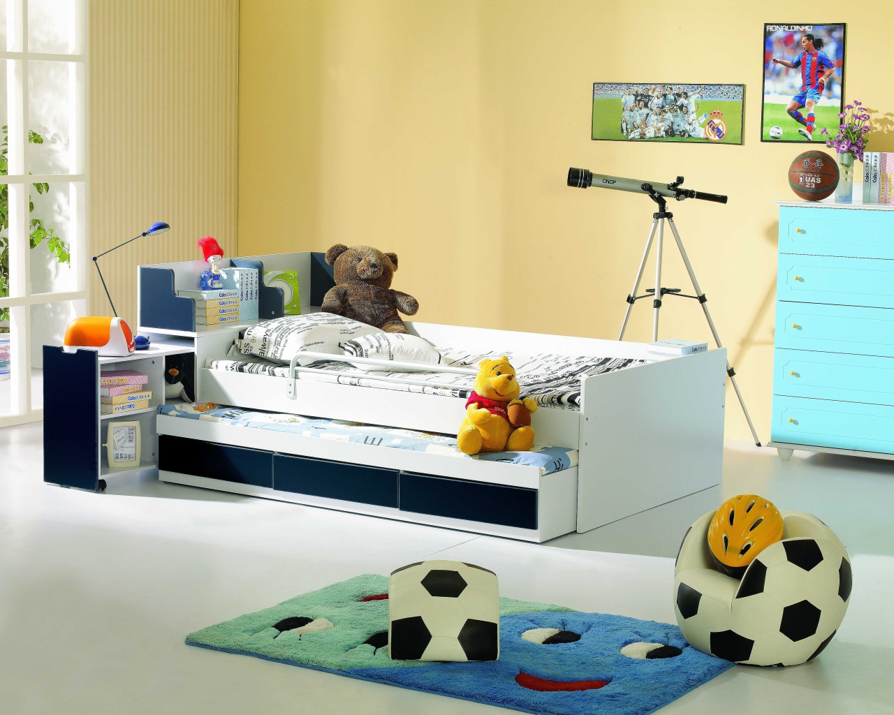 Кровать и игрушки в детской комнате